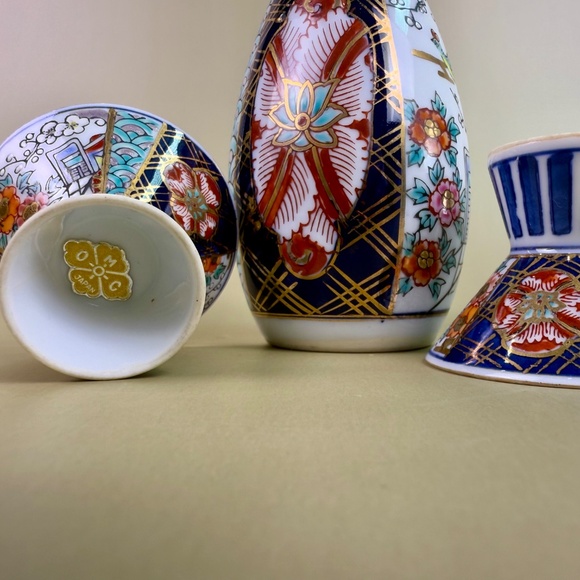 Vintage OMC Imari-Style Japanese Sake Set | Carafe & 2 Cups | Hand-Painted - Picture 8 of 11